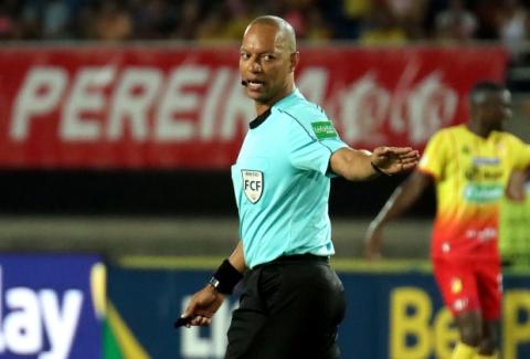 https://www.juniorfc.co/sites/default/files/styles/large/public/noticia/nolberto%20ararat%20arbitro%20colombiano%20%281%29.jpg?itok=O3pMaJ5E